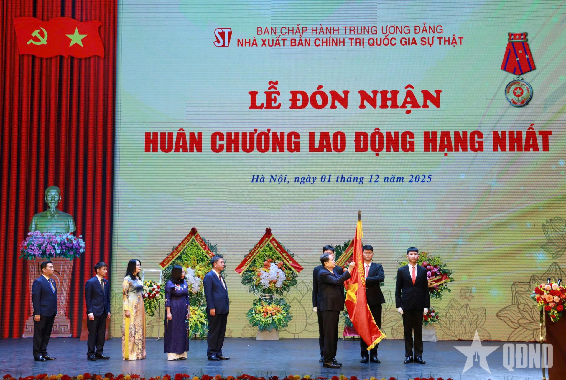 Nhà xuất bản Chính trị quốc gia Sự thật đón nhận Huân chương Lao động hạng Nhất